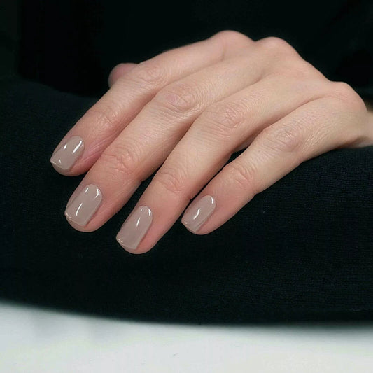 Hand with light skin tone wearing Bio Sculpture Gemini Nail Polish No. 122 Ashes of Roses – vegan, muted rose mauve polish for a chic, understated manicure