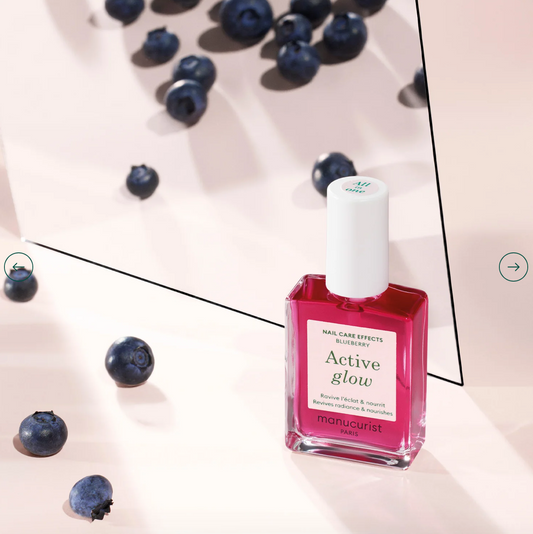 Manucurist Active Glow Blueberry base coat bottle with fresh blueberries – plant-based, antioxidant-rich nail treatment for a luminous finish