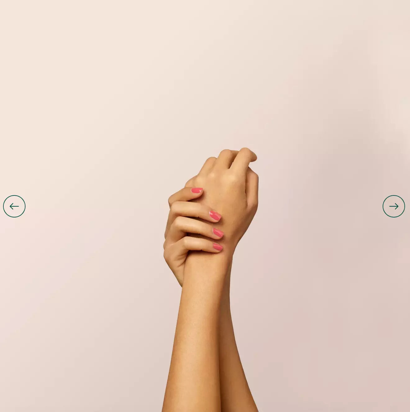 Fingers painted with Bois de Rose by Manucurist Paris – subtle, cruelty-free rose polish for natural elegance