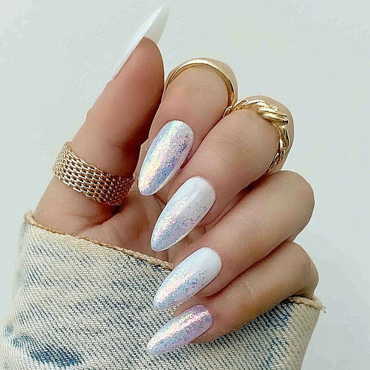 Nails with light skin tone using Bio Sculpture Sugared Lilac – lilac glitter for a polished, sparkling finish