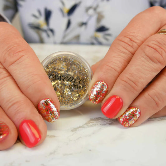Hand with light skin tone featuring Bio Sculpture Essence Molten Magic Glitter – sparkling, vegan gold glitter for festive, glamorous nail art