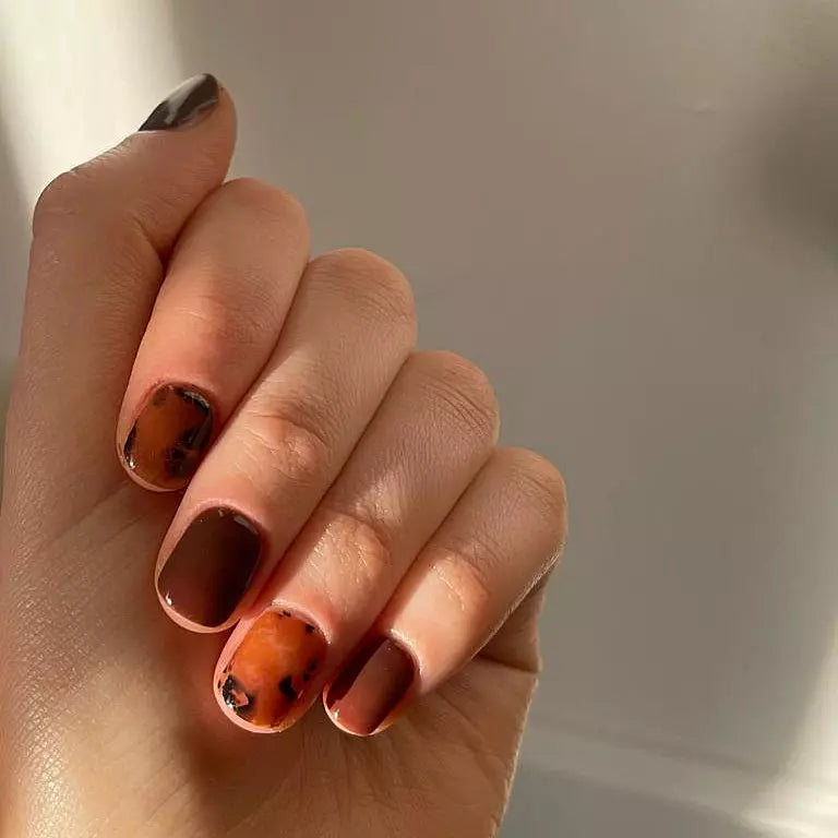 Bio Sculpture, Essence, Close-up of tortoise nail foil on light skin – brown, marbled design for a unique, fashionable nail look