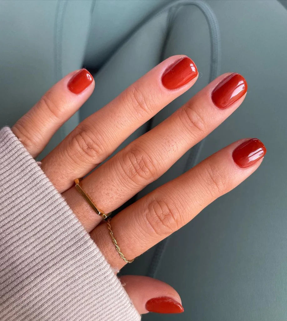 Bio Sculpture Gemini Nail Polish No. 290 Island Clay 14ml. Hand with light skin tone wearing Bio Sculpture Island Clay – vegan, terracotta nail polish for a chic, natural manicure