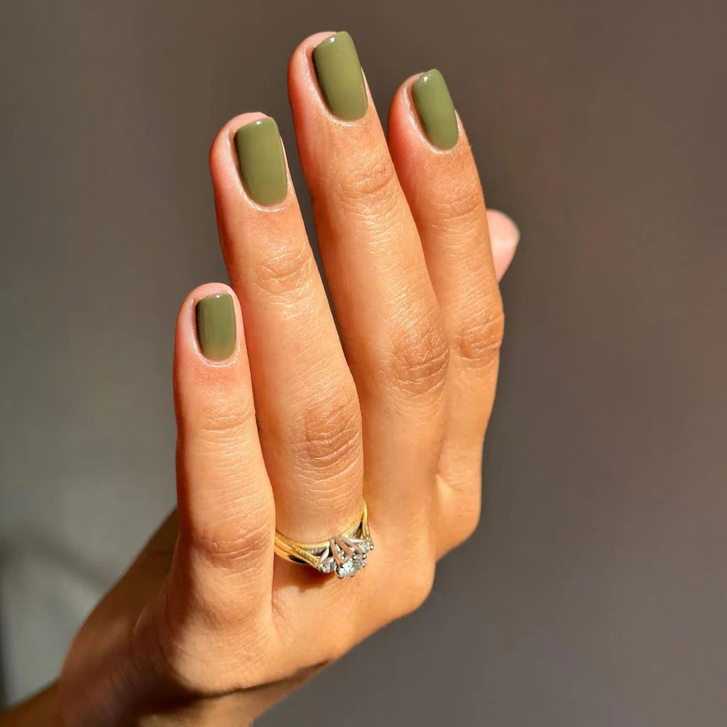 Hand with light skin tone wearing Bio Sculpture Gemini Nail Polish No. 279 Thornbird – gentle, vegan rose-mauve polish for a chic, sophisticated manicure