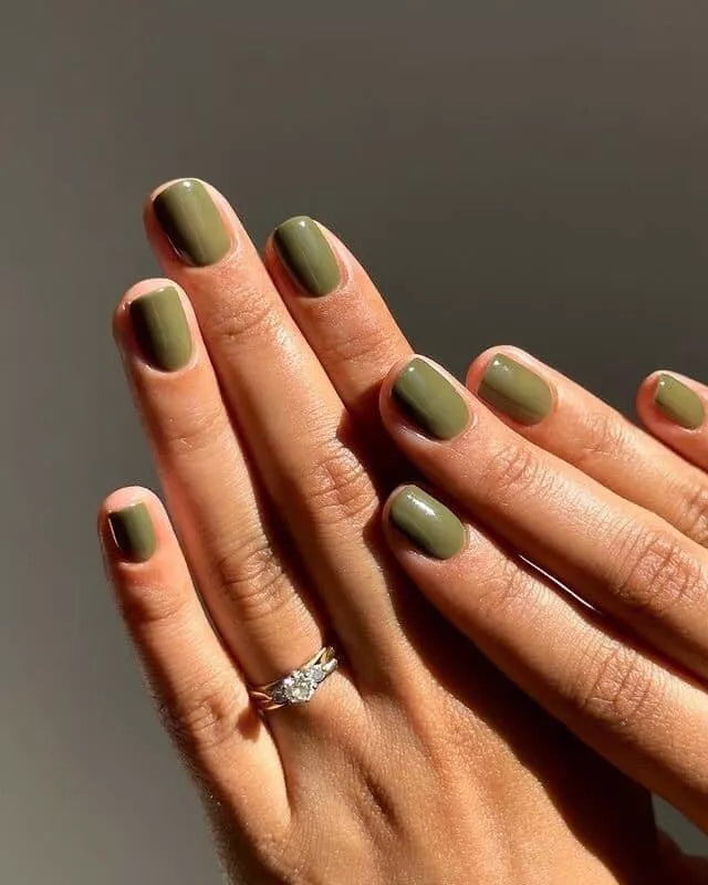 Close-up of Bio Sculpture Gemini Nail Polish No. 279 Thornbird on light skin – non-toxic, soft rose-mauve shade for a refined, everyday nail loo
