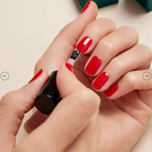 Hand applying Manucurist Top Coat Sunshine – vegan, high-shine top coat for a professional, salon-quality nail finish