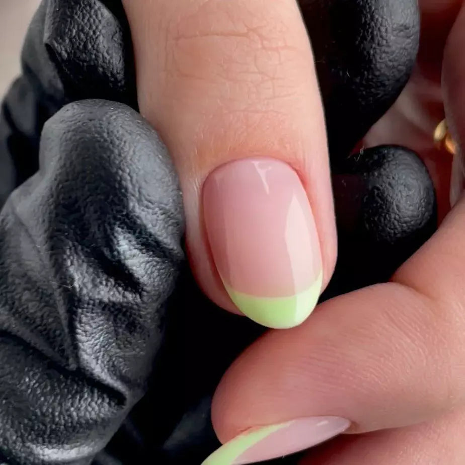 Bio Sculpture Gemini Nail Polish No. 300 Green Apple Smoothie 14ml. Fingers painted with Gemini Green Apple Smoothie on light skin – breathable, pastel green polish for a lively, everyday style